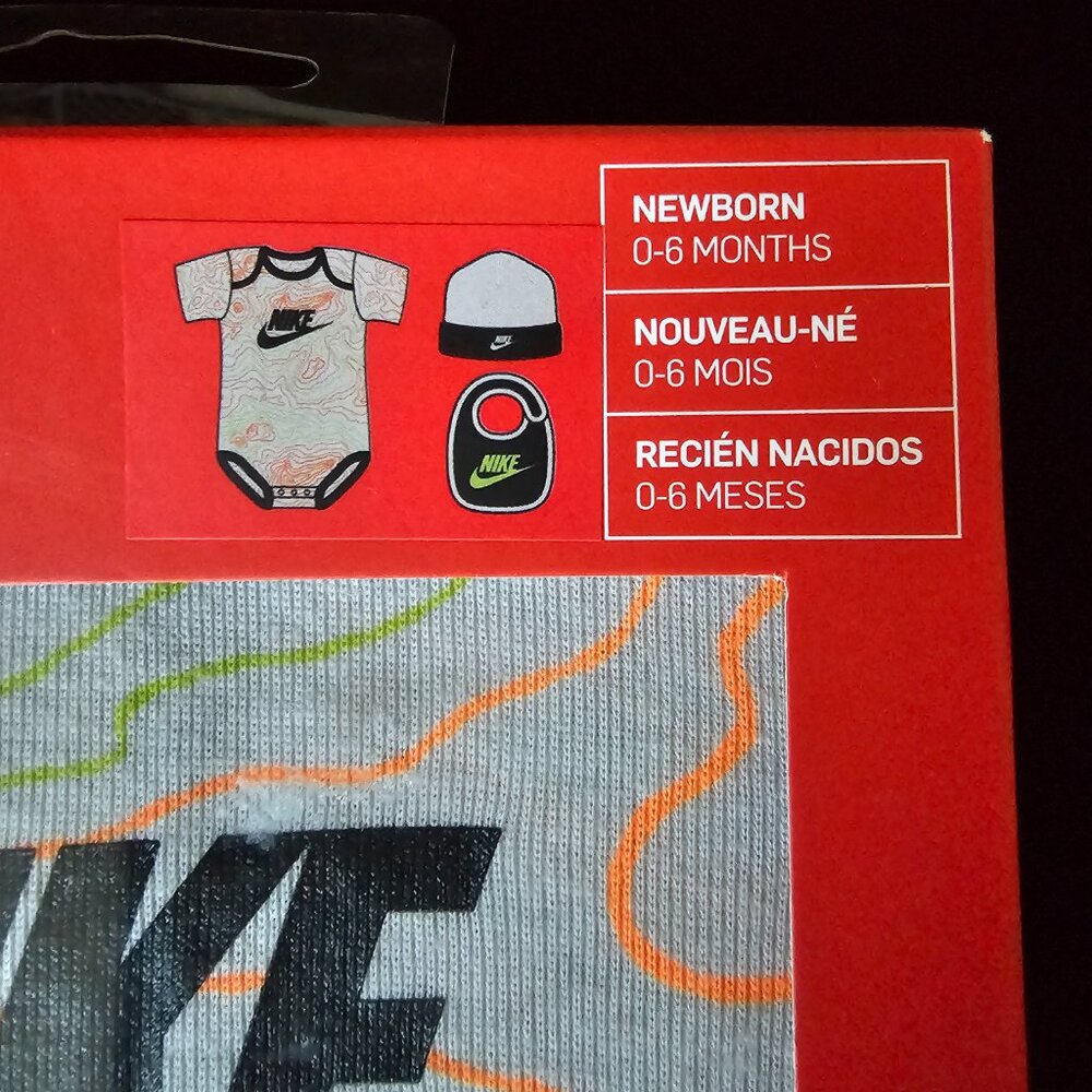 Baby Unisex Nike 0-6 Months 3 Piece Set Bodysuit, Bib, Beanie Gray Black Green - Picture 6 of 6